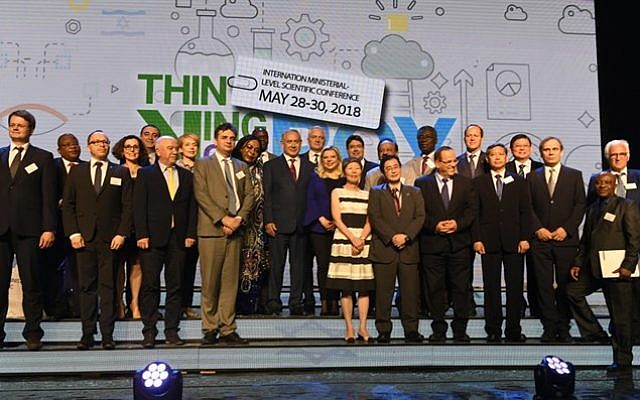 Le Premier ministre Benjamin Netanyahu, au centre, lors d'une convention internationale des ministres de la Science à Jérusalem, le 28 mai 2018 (Crédit :  Jorge Novominsky/GPO)
