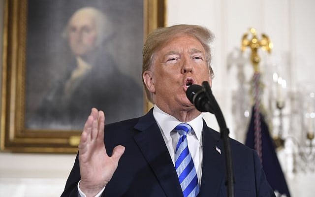 Le président américain Donald Trump annonce sa décision sur l'accord nucléaire iranien dans la salle d'accueil diplomatique de la Maison-Blanche à Washington, le 8 mai 2018 (Crédit : SAUL LOEB / AFP / Getty Images)