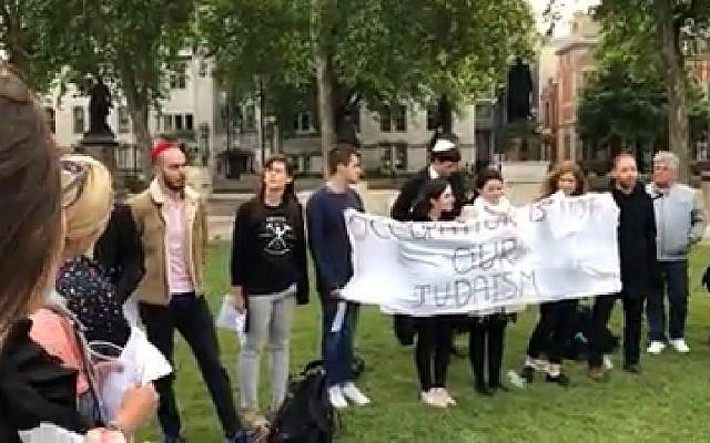 Un groupe de Juifs se rassemble à Parliament Square, à Londres, pour réciter le kaddish pour les 62 Palestiniens tués à Gaza, le 16 mai 2018. (Capture d'écran : Facebook) Un groupe de Juifs se rassemble à Parliament Square, à Londres, pour réciter le kaddish pour les 62 Palestiniens tués à Gaza, le 16 mai 2018. (Capture d'écran : Facebook)