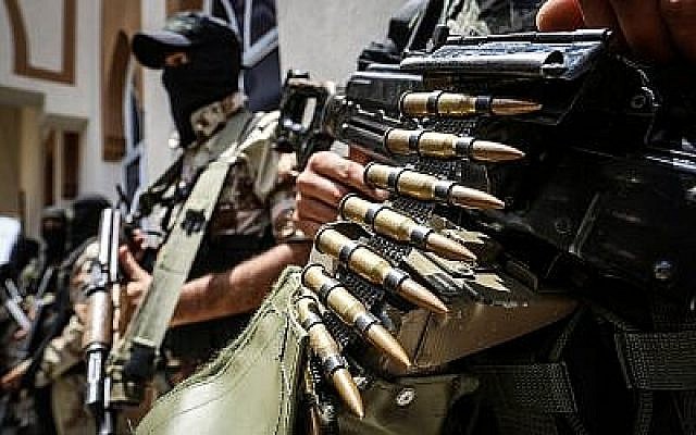 Les membres du Jihad islamique montent la garde aux abords des funérailles d'un milicien du groupe, Hussein al-Amour, à Khan Younis, dans le sud de la bande de Gaza, le 27 mai 2018. Al-Amoura été tué durant une frappe israélienne (Crédit : Abed Rahim Khatib/Flash90) Les membres du Jihad islamique montent la garde aux abords des funérailles d'un milicien du groupe, Hussein al-Amour, à Khan Younis, dans le sud de la bande de Gaza, le 27 mai 2018. Al-Amoura été tué durant une frappe israélienne (Crédit : Abed Rahim Khatib/Flash90)