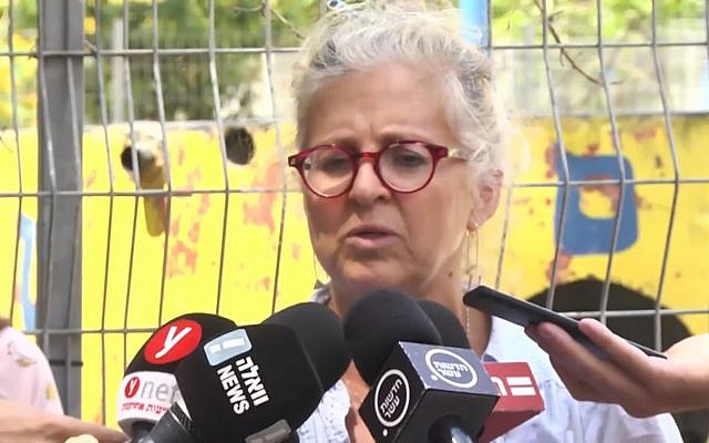 L'institutrice Tova Ludmer Gigi parle aux journalistes après qu'un obus de mortier lancé depuis Gaza a atterri dans la cour d'une école maternelle du sud d'Israël près de la frontière avec Gaza, le 29 mai 2018. (Crédit ; capture d'écran Ynet)