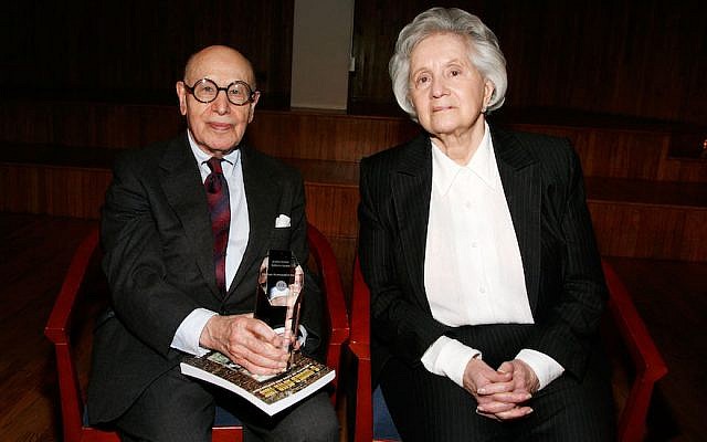 Gerson Leiber et la créatrice de sacs Judith Leiber lors d'un événement de commémoration de la Shoah au Fashion Institute of Technology de New York, le 13 avril 2010 (Crédit : Amy Sussman/Getty Images via JTA) Gerson Leiber et la créatrice de sacs Judith Leiber lors d'un événement de commémoration de la Shoah au Fashion Institute of Technology de New York, le 13 avril 2010 (Crédit : Amy Sussman/Getty Images via JTA)