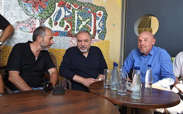 Le ministre de la Défense Avigdor Liberman, au centre, rencontre le chef du conseil régional du Golan Eli Malka, à gauche, et le chef du conseil régional de Katrzin, Dmitry Apartzev, à droite, durant une visite de la ville de Katzrin sur le plateau du Golan, le 11 mai 2018 (Crédit : Ariel Hermoni/ministère de la Défense) Le ministre de la Défense Avigdor Liberman, au centre, rencontre le chef du conseil régional du Golan Eli Malka, à gauche, et le chef du conseil régional de Katrzin, Dmitry Apartzev, à droite, durant une visite de la ville de Katzrin sur le plateau du Golan, le 11 mai 2018 (Crédit : Ariel Hermoni/ministère de la Défense)