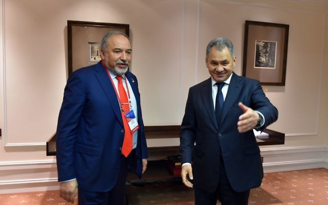 Le ministre de la Défense Avigdor Liberman rencontre le ministre russe de la Défense Sergei Shoigu à Moscou, le 26 avril 2017. (Ariel Hermoni/Ministère de la Défense) Le ministre de la Défense Avigdor Liberman rencontre le ministre russe de la Défense Sergei Shoigu à Moscou, le 26 avril 2017. (Ariel Hermoni/Ministère de la Défense)