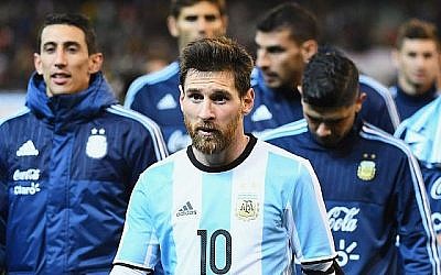 Lionel Messi, en Argentine, quitte le terrain lors du match du Brésil Global Tour entre le Brésil et l'Argentine au Melbourne Cricket Ground le 9 juin 2017 à Melbourne, en Australie. (Quinn Rooney / Getty Images via JTA)