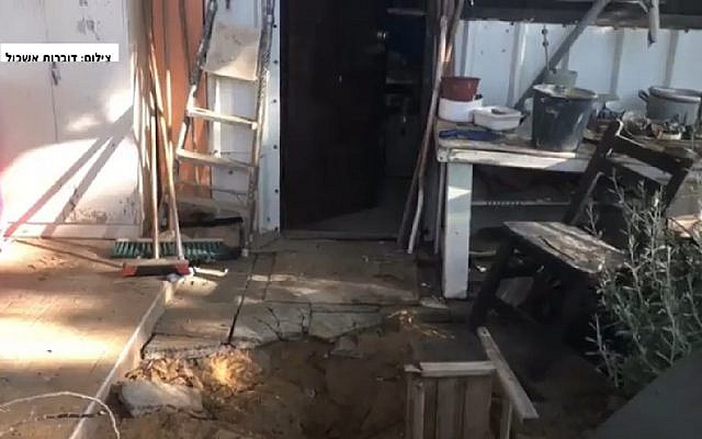 Cratère à l'extérieur d'une maison près de la frontière de Gaza causé par une roquette tirée depuis l'enclave côtière le 30 mai 2018. (Capture d'écran : Hadashot news/Eshkol Regional Council) Cratère à l'extérieur d'une maison près de la frontière de Gaza causé par une roquette tirée depuis l'enclave côtière le 30 mai 2018. (Capture d'écran : Hadashot news/Eshkol Regional Council)