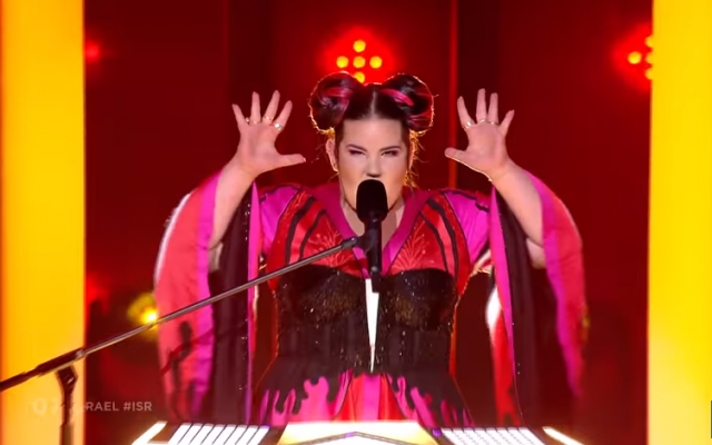 Netta Barzilai d'Israël interprète "Toy" lors de la première demi-finale de l'Eurovision 2018, le 8 mai 2018. (Capture d'écran : YouTube) Netta Barzilai d'Israël interprète "Toy" lors de la première demi-finale de l'Eurovision 2018, le 8 mai 2018. (Capture d'écran : YouTube)