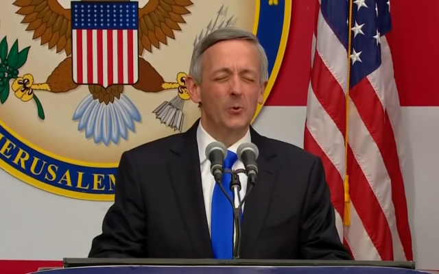 Robert Jeffress, un prédicateur baptiste de Dallas, lors de l'inauguration de l'ambassade américaine à Jérusalem, le 14 mai 2018. (Crédit : capture d'écran YouTube)