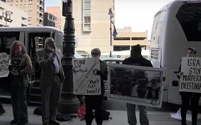 Des manifestants anti-israéliens à Philadelphie organisent un rassemblement le 6 avril. (Capture d'écran : YouTube)