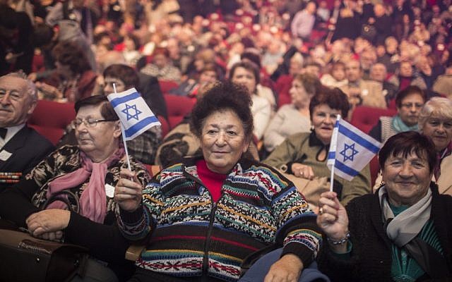 Des immigrants russes assistent à un événement marquant le 25e anniversaire de la grande Alyah russe de l'ex-Union soviétique en Israël, au Centre des congrès de Jérusalem, le 24 décembre 2015. (Hadas Parush / Flash90) Des immigrants russes assistent à un événement marquant le 25e anniversaire de la grande Alyah russe de l'ex-Union soviétique en Israël, au Centre des congrès de Jérusalem, le 24 décembre 2015. (Hadas Parush / Flash90)
