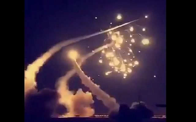 Capture d'écran d'une vidéo qui montrerait des intercepteurs de missiles saoudiens abattant un missile au-dessus de Ryad, le 26 mars 2018 (Capture d'écran : Twitter) Capture d'écran d'une vidéo qui montrerait des intercepteurs de missiles saoudiens abattant un missile au-dessus de Ryad, le 26 mars 2018 (Capture d'écran : Twitter)