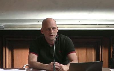 L'historien Tal Bruttmann lors d'un colloque à la Sorbonne en mai 2017 (Crédit: capture d'écran Youtube/Faculté des Lettres de la Sorbonne)