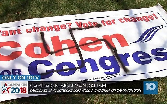 Une affiche de campagne du candidat juif au congrès Lawrence Cohen vandalisée par un dessin de croix gammée, au mois de mai 2018 (Capture d'écran : Ohio Channel 10 News)
