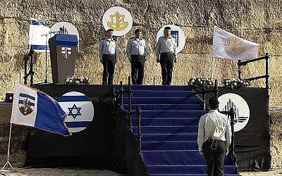 Yoav Mordechai (à droite), coordinateur sortant des activités gouvernementales dans les Territoires, son successeur Kamil Abu Rokon (à gauche) et le chef d'état-major Gadi Eisenkot (au centre), lors d'une cérémonie de prestation de serment en Cisjordanie, le 1er mai 2018 (Jacob Magid / Times of Israël)
