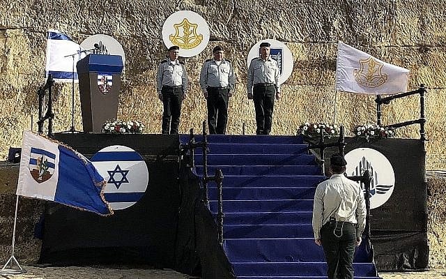 Yoav Mordechai (à droite), coordinateur sortant des activités gouvernementales dans les Territoires, son successeur Kamil Abu Rokon (à gauche) et le chef d'état-major Gadi Eisenkot (au centre), lors d'une cérémonie de prestation de serment en Cisjordanie, le 1er mai 2018 (Jacob Magid / Times of Israël)