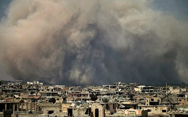 Sur cette photo, de la fumée s'élève d'une frappe présumée sur une zone détenue par les rebelles dans le sud de la ville syrienne de Daraa (Crédit : / AFP PHOTO / Mohamad ABAZEED) Sur cette photo, de la fumée s'élève d'une frappe présumée sur une zone détenue par les rebelles dans le sud de la ville syrienne de Daraa (Crédit : / AFP PHOTO / Mohamad ABAZEED)