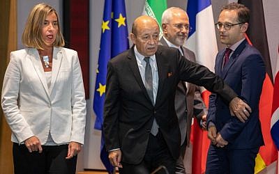 Le ministre iranien des Affaires étrangères Mohammad Javad Zarif (2e D), le ministre français des Affaires étrangères Jean-Yves Le Drian (2e G), le ministre allemand des Affaires étrangères Heiko Maas (D), la Haute représentante de l'UE pour les Affaires étrangères Federica Mogherini et le ministre britannique des Affaires étrangères arrivent pour une réunion de l'UE/E3 avec l'Iran au siège de l'UE, à Bruxelles, le 15 mai 2018. (AFP Photo/Pool/Olivier Matthys)