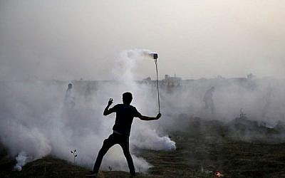 Un participant palestinien à une manifestation le long de la frontière entre Israël et la bande de Gaza, à l'est de la ville de Gaza, le 25 mai 2018. (AFP/Mohammed Abed)