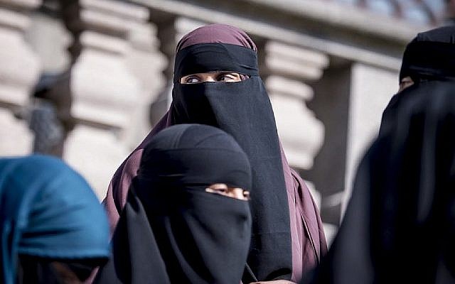 Des femmes portant le niqab sortent du Parlement danois à Copenhague, au Danemark, le 31 mai 2018. (AFP PHOTO / Ritzau Scanpix / Mads Claus Rasmussen) Des femmes portant le niqab sortent du Parlement danois à Copenhague, au Danemark, le 31 mai 2018. (AFP PHOTO / Ritzau Scanpix / Mads Claus Rasmussen)