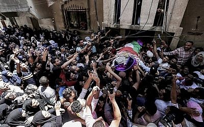 Des Palestiniens portent le corps de Razan al-Najjar, 21 ans, lors de ses funérailles à Khan Younès, le 2 juin 2018. (AFP/Mahmud Hams)