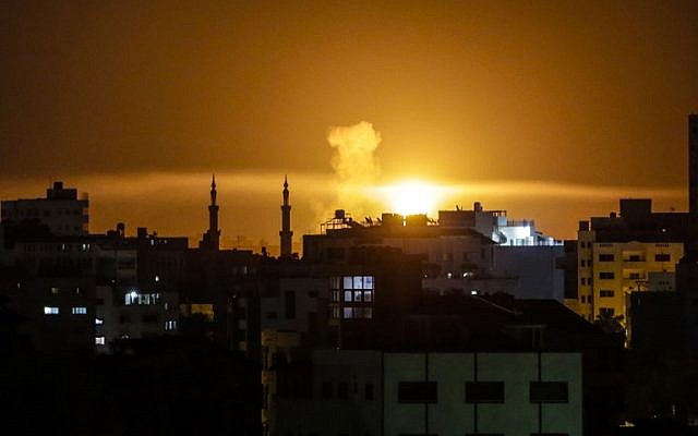 Une explosion à Gaza City après une frappe aérienne des forces israéliennes le 2 juin 2018 (Crédit : AFP PHOTO / Mahmud Hams) Une explosion à Gaza City après une frappe aérienne des forces israéliennes le 2 juin 2018 (Crédit : AFP PHOTO / Mahmud Hams)