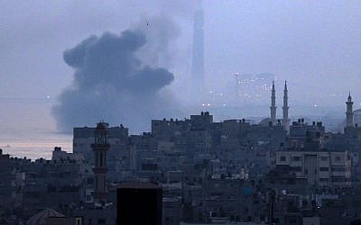 Une photo prise depuis la ville de Gaza le 3 juin 2018 montre des panaches de fumée qui s'élèvent après une attaque aérienne israélienne à Beit Lahia dans le nord de la bande de Gaza.(AFP PHOTO / Mahmud Hams)