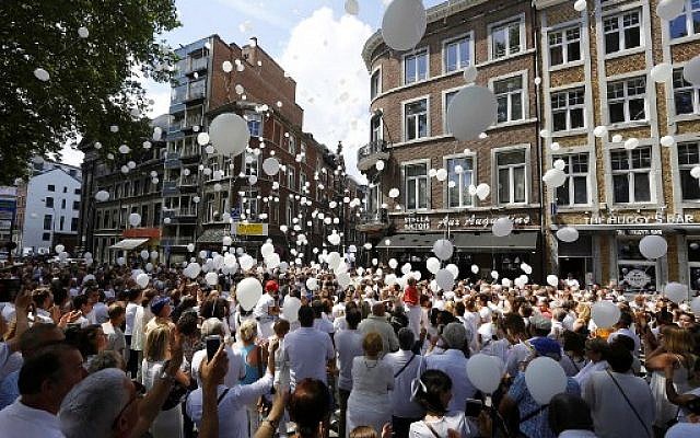 Près de 3 000 personnes, la plupart vêtues de blanc, ont marché dimanche à Liège (est de la Belgique) en mémoire des trois victimes, dont deux policières, de l'attaque de mardi revendiquée par le groupe jihadiste Etat islamique (EI), le 3 août 2019. (Crédit : AFP / BELGA / NICOLAS MAETERLINCK)