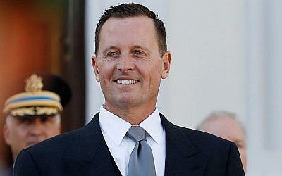 Le nouvel ambassadeur américain en Allemagne Richard Allen Grenell devant une garde militaire au cours d'une cérémonie d'accréditation pour les nouveaux ambassadeurs à Berlin , le 8 mai 2018 (Crédit : AFP Photo/Odd Andersen)