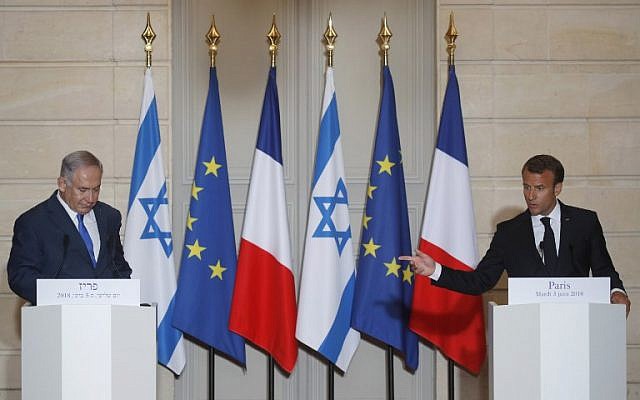 Emmanuel Macron et Benjamin Netanyahu pendant une conférence de presse conjointe au Palais de l'Elysée, le 5 juin 2018. (Crédit : PHILIPPE WOJAZER/AFP)