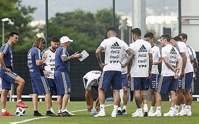 L'attaquant argentin Lionel Messi (3G) assiste à une séance d'entraînement avec ses coéquipiers à Sant Joan Despi, près de Barcelone, le 6 juin 2018. (AFP PHOTO / PAU BARRENA)