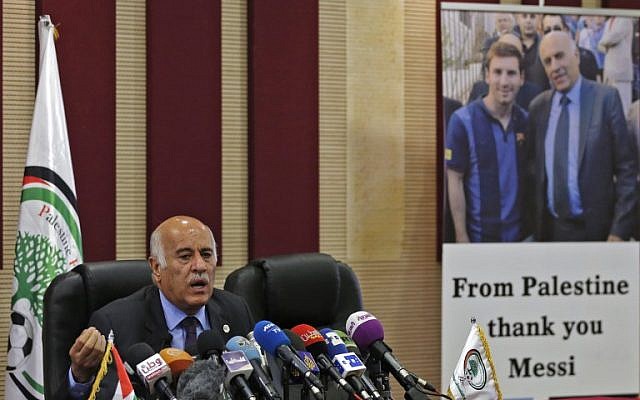 Jibril Rajoub, chef de la Fédération palestinienne de football, durant une conférence de presse à Ramallah, le 6 juin 2018. (Crédit : ABBAS MOMANI/AFP) Jibril Rajoub, chef de la Fédération palestinienne de football, durant une conférence de presse à Ramallah, le 6 juin 2018. (Crédit : ABBAS MOMANI/AFP)