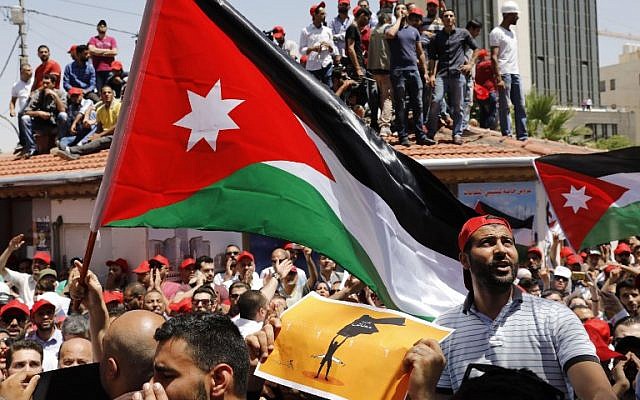 Les manifestants jordaniens brandissent des drapeaux et scandent des slogans durant un rassemblement anti-austérité à Amman, le 6 juin 2018 (Crédit : / AFP PHOTO / AHMAD GHARABLI) Les manifestants jordaniens brandissent des drapeaux et scandent des slogans durant un rassemblement anti-austérité à Amman, le 6 juin 2018 (Crédit : / AFP PHOTO / AHMAD GHARABLI)