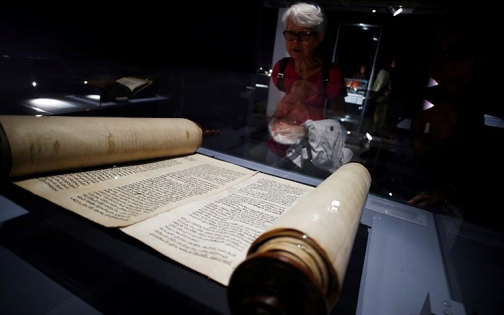 Un rouleau de Torah présenté dans l'exposition "Savants et croyants, les Juifs d'Europe du Nord au Moyen-Age" au musée des Antiquités de Rouen, en France, le 7 juin 2018. (Crédit : AFP / CHARLY TRIBALLEAU)