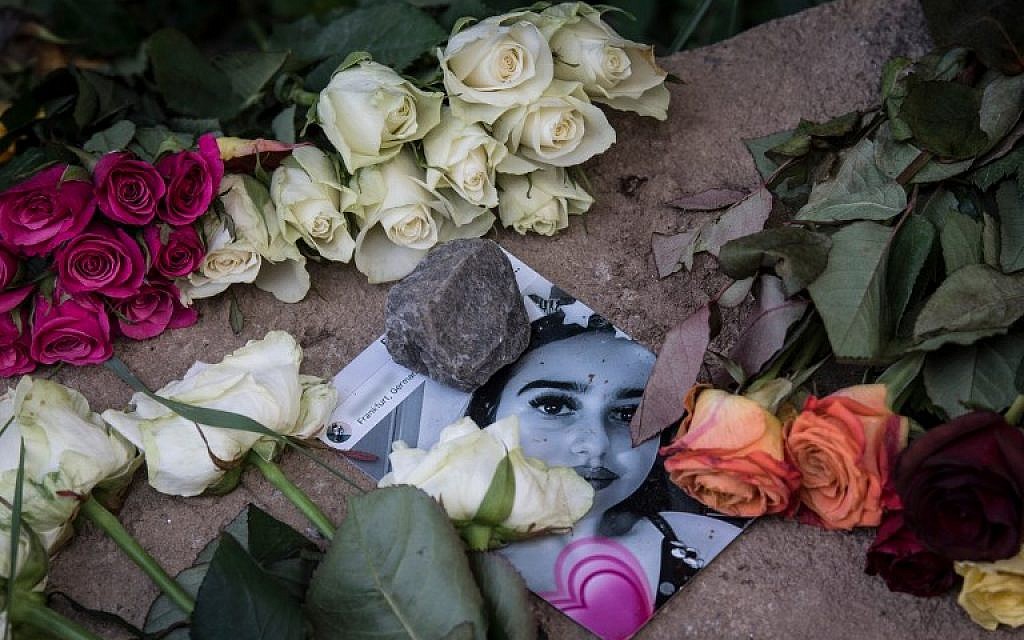 Des roses recouvrent la photo de Susanna Maria Feldman, 14 ans, tuée à Wiesbaden, Allemagne, vendredi 8 juin 2018. (AFP PHOTO / dpa / Boris Roessler)