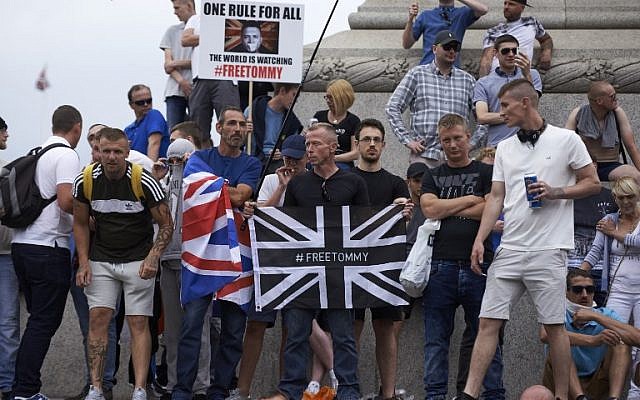 Les partisans du porte-parole d'extrême-droite Robinson manifestent sur Trafalgar square dans le centre de Londres, le 9 juin 2018 (Crédit : / AFP PHOTO / AND Niklas HALLEN) Les partisans du porte-parole d'extrême-droite Robinson manifestent sur Trafalgar square dans le centre de Londres, le 9 juin 2018 (Crédit : / AFP PHOTO / AND Niklas HALLEN)