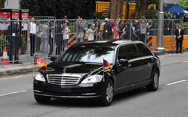 La voiture transportant le leader nord-coréen Kim Jong Un en partance pour Sentosa, l'île touristique où Kim a rencontré le président américain Donald Trump pour un sommet Etats-Unis-Corée du nord, depuis son hôtel de Singapour, le 12 juin 2018 (Crédit : AFP PHOTO / ADEK BERRY) La voiture transportant le leader nord-coréen Kim Jong Un en partance pour Sentosa, l'île touristique où Kim a rencontré le président américain Donald Trump pour un sommet Etats-Unis-Corée du nord, depuis son hôtel de Singapour, le 12 juin 2018 (Crédit : AFP PHOTO / ADEK BERRY)