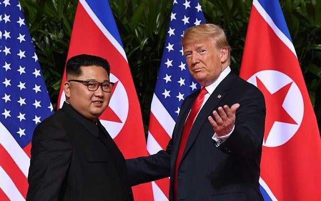 Le président Donald Trump, à droite, et le leader nord-coréen Kim Jong Un, à gauche, au début de leur sommet historique Etats-Unis-Corée du Nord, au Capella Hotel, sur l'île de Sentosa de Singapour, le 12 juin 2018 (Crédit :AFP PHOTO / SAUL LOEB) Le président Donald Trump, à droite, et le leader nord-coréen Kim Jong Un, à gauche, au début de leur sommet historique Etats-Unis-Corée du Nord, au Capella Hotel, sur l'île de Sentosa de Singapour, le 12 juin 2018 (Crédit :AFP PHOTO / SAUL LOEB)