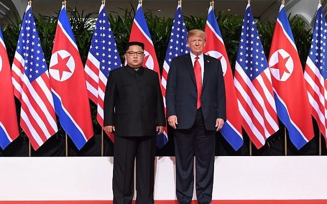 Le président Donald Trump, à droite, et le leader nord-coréen Kim Jong Un, à gauche, au début de leur sommet historique Etats-Unis-Corée du Nord, au Capella Hotel, sur l'île de Sentosa de Singapour, le 12 juin 2018 (Crédit : AFP / SAUL LOEB) Le président Donald Trump, à droite, et le leader nord-coréen Kim Jong Un, à gauche, au début de leur sommet historique Etats-Unis-Corée du Nord, au Capella Hotel, sur l'île de Sentosa de Singapour, le 12 juin 2018 (Crédit : AFP / SAUL LOEB)