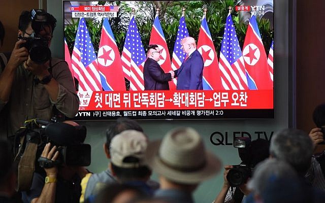 Les gens regardent un écran de télévision rediffusant en direct les images du sommet entre le président américain Donald Trump et le leader nord-coréen Kim Jong Un à Singapour, dans une gare de Séoul, le 12 juin 2018 (Crédit : AFP PHOTO / Jung Yeon-je) Les gens regardent un écran de télévision rediffusant en direct les images du sommet entre le président américain Donald Trump et le leader nord-coréen Kim Jong Un à Singapour, dans une gare de Séoul, le 12 juin 2018 (Crédit : AFP PHOTO / Jung Yeon-je)