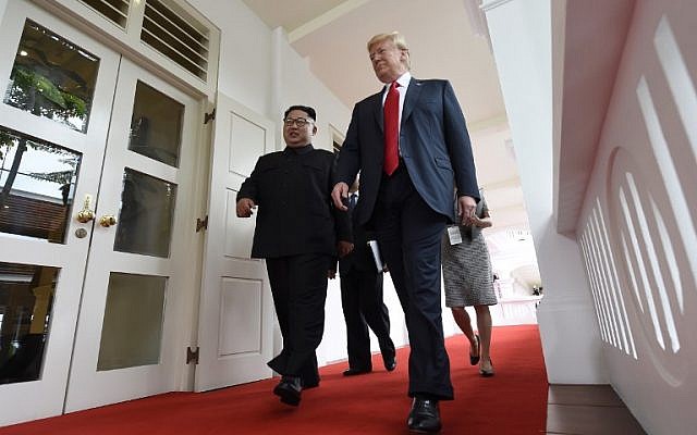 Le leader nord-coréen Kim Jong Un, à gauche, marche aux côtés du président américain Donald Trump au début de leur sommet historique Etats-Unis-Corée du Nord, au Capella Hotel, sur l'île de Sentosa de Singapour, le 12 juin 2018 (Crédit : AFP PHOTO / SAUL LOEB) Le leader nord-coréen Kim Jong Un, à gauche, marche aux côtés du président américain Donald Trump au début de leur sommet historique Etats-Unis-Corée du Nord, au Capella Hotel, sur l'île de Sentosa de Singapour, le 12 juin 2018 (Crédit : AFP PHOTO / SAUL LOEB)