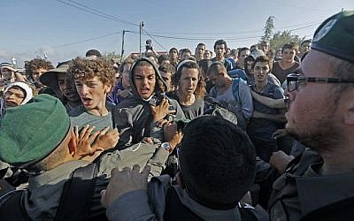 Des résidents se bagarrent avec les forces de sécurité dans l'implantation de Netiv Haavot, près de Bethléem, en Cisjordanie, le 12 juin 2018. (AFP PHOTO / Menahem KAHANA)