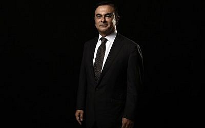 Sur cette photo prise le 8 novembre 2014, le directeur-général du fabricant automobile Carlos Ghosn pose à Paris, à la cité de la Réussite. (Crédit :  / AFP PHOTO / Lionel BONAVENTURE)