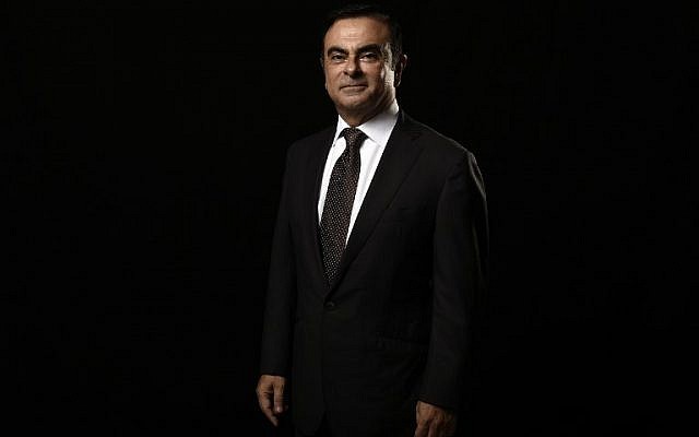 Sur cette photo prise le 8 novembre 2014, le directeur-général du fabricant automobile Carlos Ghosn pose à Paris, à la cité de la Réussite. (Crédit :  / AFP PHOTO / Lionel BONAVENTURE)