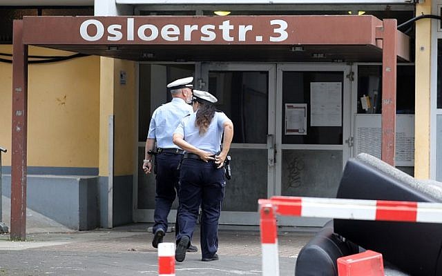 Des policiers entrent dans un appartement d'un homme suspecté de créer des armes biologiques, à Cologne, le 14 juin 2018.Policemen enter on June 14, 2018 (Crédit : AFP / dpa / Oliver Berg / Germany OUT Des policiers entrent dans un appartement d'un homme suspecté de créer des armes biologiques, à Cologne, le 14 juin 2018.Policemen enter on June 14, 2018 (Crédit : AFP / dpa / Oliver Berg / Germany OUT