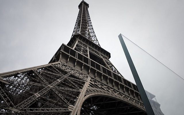 Une partie de la vitre pare-balle installée autour de la Tour Eiffel, dans le cadre de la luttte anti-terroriste, à Paris, le 14 juin 2018. (Crédit : AFP / Philippe LOPEZ) Une partie de la vitre pare-balle installée autour de la Tour Eiffel, dans le cadre de la luttte anti-terroriste, à Paris, le 14 juin 2018. (Crédit : AFP / Philippe LOPEZ)