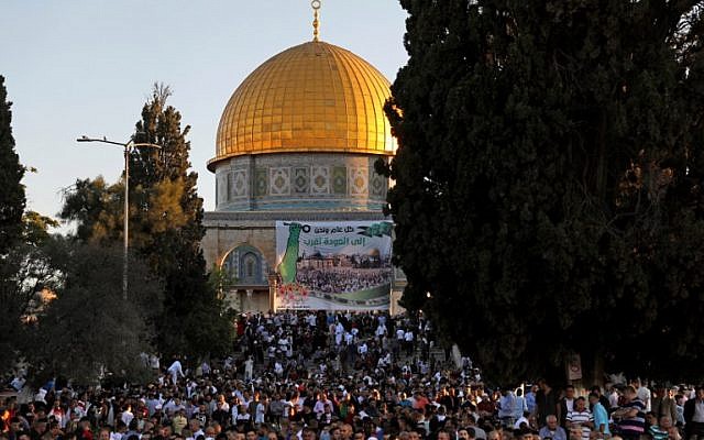 Des musulmans palestiniens exécutent la prière de l'Aïd el-Fitr du matin près du Dôme du Rocher dans l'enceinte de la mosquée Al-Aqsa, tous deux situés sur le Mont du Temple, dans la Vieille Ville de Jérusalem, le 15 juin 2018. (AFP PHOTO / AHMAD GHARABLI) Des musulmans palestiniens exécutent la prière de l'Aïd el-Fitr du matin près du Dôme du Rocher dans l'enceinte de la mosquée Al-Aqsa, tous deux situés sur le Mont du Temple, dans la Vieille Ville de Jérusalem, le 15 juin 2018. (AFP PHOTO / AHMAD GHARABLI)