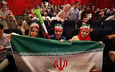 Les Iraniens regardent le match de Coupe du monde entre le Maroc et l'Iran au cinéma Azadi de Téhéran, le 15 juin 2018 (Crédit : AFP Photo/Atta Kenare)