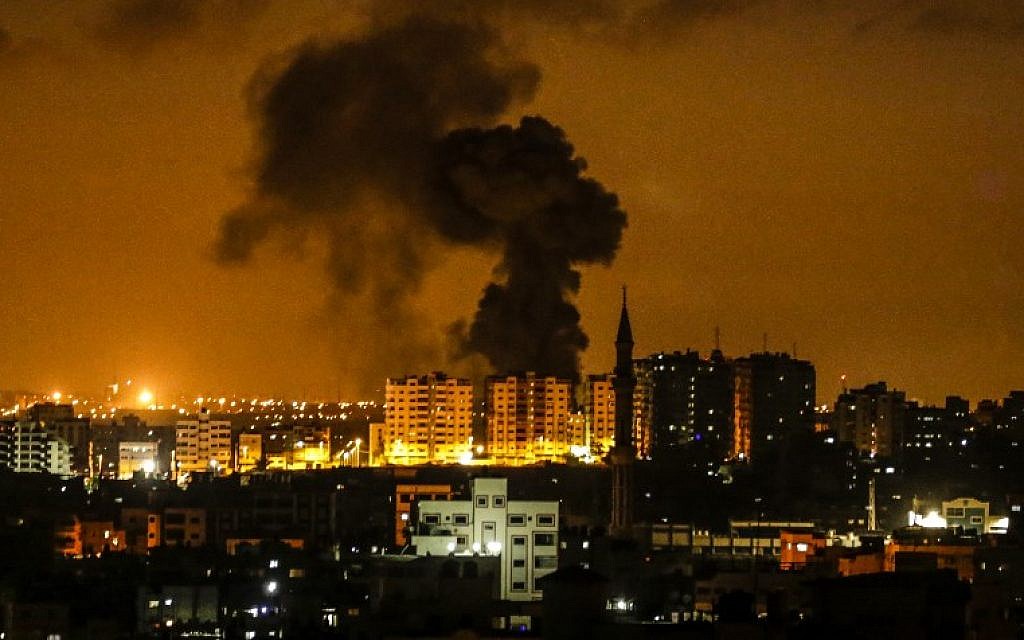 Une explosion à Gaza City après une frappe aérienne d'Israël, le 18 juin 2018 (Crédit : AFP / MAHMUD HAMS) Une explosion à Gaza City après une frappe aérienne d'Israël, le 18 juin 2018 (Crédit : AFP / MAHMUD HAMS)