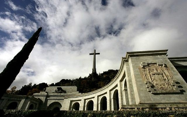 Photo prise le 11 novembre 2005 du monument Valle de los Caidos à la mémoire des combattants du dictateur Franco, en périphérie de Madrid. (Crédit : AFP / Philippe DESMAZES) Photo prise le 11 novembre 2005 du monument Valle de los Caidos à la mémoire des combattants du dictateur Franco, en périphérie de Madrid. (Crédit : AFP / Philippe DESMAZES)