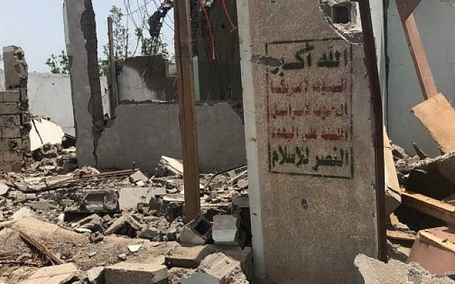 Une structure Houthis bombardée par la coalition saoudienne, dans la région de l'aéroport d'Hodeida, le 18 juin 2018. (Crédit : AFP/ NABIL HASSAN) Une structure Houthis bombardée par la coalition saoudienne, dans la région de l'aéroport d'Hodeida, le 18 juin 2018. (Crédit : AFP/ NABIL HASSAN)